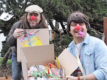 Beisitzer Klaus Fietzeck (hinten) und Vereinskassier Marco Bauer präsentieren die Faschingsbox der Närrischen Siedler Lichteneiche Forchheim für die Prunksitzung "Fasching Dahaam".
