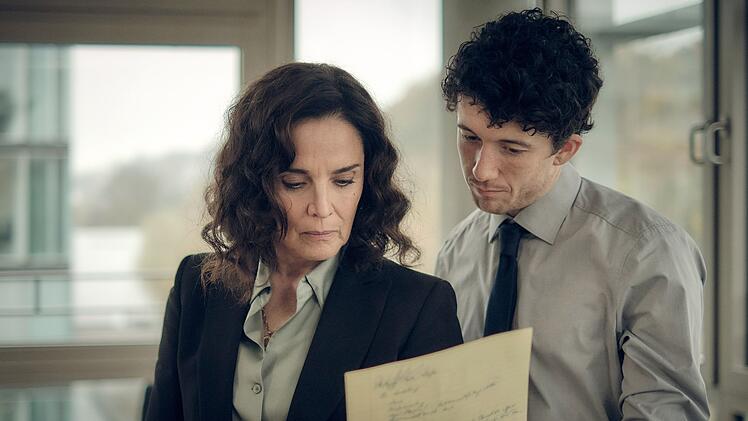 Anna Conti (Désirée Nosbusch) und Carlo Hehenkamp (Maximilian Mundt) rollen den Fall neu auf.
