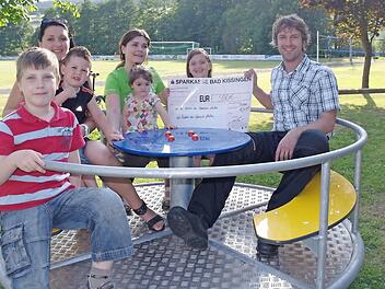 Es wurde niemand schwindelig, als das Karussell und der Schwebebalken eingeweiht wurden. Zur offiziellen Einweihung überreichte Urheberin Miriam Hahn (Vierte von links) Bürgermeister Jochen Vogel symbolisch den Scheck über 530 Euro, die beim Aktionstag "Kinder im Pub" im vergangenen Jahr erwirtschaftet worden waren. Foto: Stephanie Elm