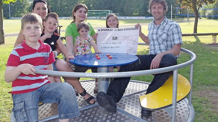 Es wurde niemand schwindelig, als das Karussell und der Schwebebalken eingeweiht wurden. Zur offiziellen Einweihung überreichte Urheberin Miriam Hahn (Vierte von links) Bürgermeister Jochen Vogel symbolisch den Scheck über 530 Euro, die beim Aktionstag "Kinder im Pub" im vergangenen Jahr erwirtschaftet worden waren. Foto: Stephanie Elm