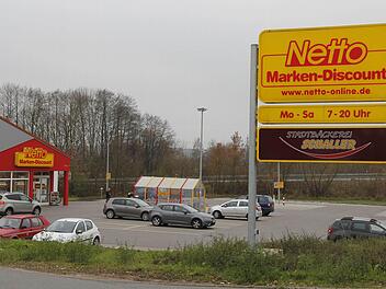 Der Netto-Markt in Buttenheim wurde am späten Donnerstagabend von Räubern heimgesucht: Die Kripo Bamberg sucht Zeugen.  Foto: Sebastian Martin