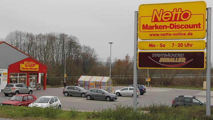 Der Netto-Markt in Buttenheim wurde am späten Donnerstagabend von Räubern heimgesucht: Die Kripo Bamberg sucht Zeugen.  Foto: Sebastian Martin