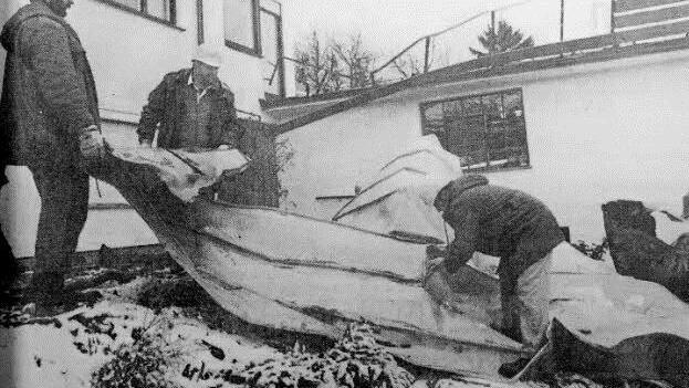 Im Frühjahr 1990 erwischte "Wiebke" die Grundschule Gräfenberg und deckte 30 Quadratmeter vom Dach ab.  Foto: Hans Grün / Repro: Hofbauer