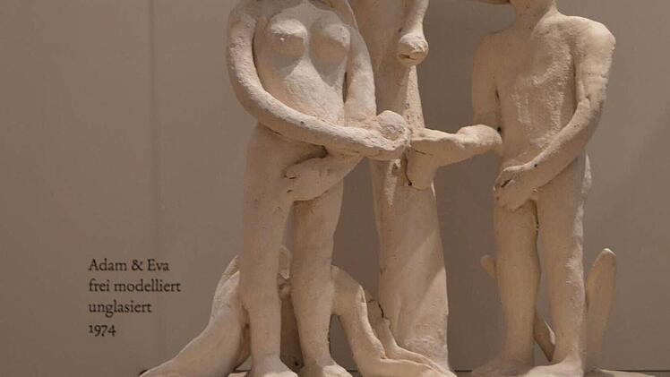 Im Alter verlor St&uuml;demann nach und nach sein Sehverm&ouml;gen, weshalb er damit begann, Figuren zu modellieren. Das Bild zeigt Adam und Eva frei modelliert und unglasiert (1974). Fotos: Anne Reinholdt
