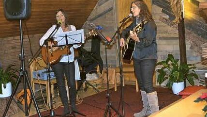 Das Duo Flair - Alexandra Förtsch (links) und Ute Fischer-Petersohn - faszinierte in der der Klinikkapelle. Foto: K.- H. Hofmann