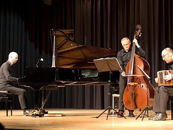 Große Gefühle weckte das Norbert-Gabla-Tango-Trio im Kreiskulturraum (v.l. Nobert Hiller, Dietmar Engels, Norbert Gabla).  Foto: Nicole Julien-Mann