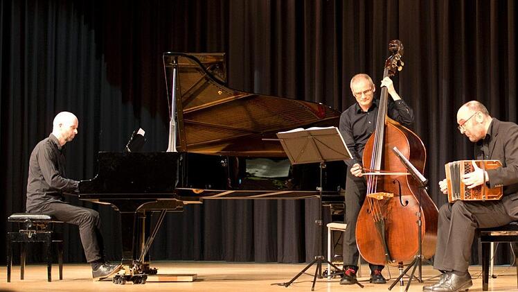 Große Gefühle weckte das Norbert-Gabla-Tango-Trio im Kreiskulturraum (v.l. Nobert Hiller, Dietmar Engels, Norbert Gabla).  Foto: Nicole Julien-Mann