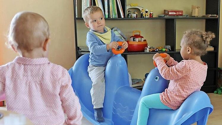 Dahlija und Salma (rechts) mit Spielkamerad Elias (Mitte)