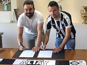 Bis die Unterschrift geleistet ist, wie hier vom Kroaten Adnan Aganovic (re.) bei Altay Izmir in der 2. türkischen Liga, haben Spielerberater wie Erkan Martin hinter den Kulissen viel Arbeit geleistet.  Fotos: privat