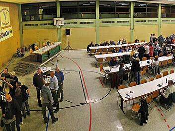 Die in die Jahre gekommene Rannunger Mehrzweckhalle muss dringend saniert  werden. Die Neugestaltung des  Kirchplatzes wurde allerdings vorgezogen,  was nicht allen Bürgern gefällt. Dies wurde bei der Bürgerversammlung  (unser Bild) deutlich. Dieter Britz