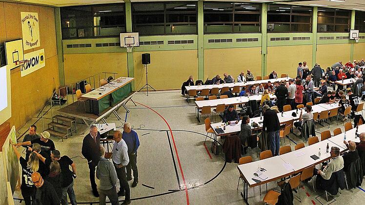 Die in die Jahre gekommene Rannunger Mehrzweckhalle muss dringend saniert  werden. Die Neugestaltung des  Kirchplatzes wurde allerdings vorgezogen,  was nicht allen Bürgern gefällt. Dies wurde bei der Bürgerversammlung  (unser Bild) deutlich. Dieter Britz