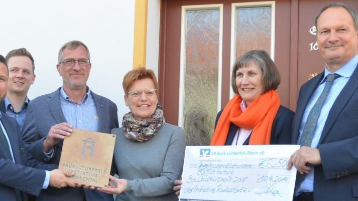 Mit dem Baukulturpreis ist ein Scheck über 2500 Euro verbunden (von links): Martin Finzel, Tobias Ehrlicher, Matthias und Grit Hartwig, Christiane Schilling und Jochen Autsch.