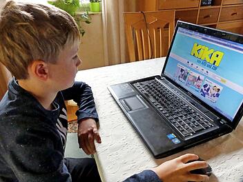 Ben kommt am Dienstag in die zweite Klasse. Er übt schon mal für das "digitale Klassenzimmer".  Foto: Dieter Hübner