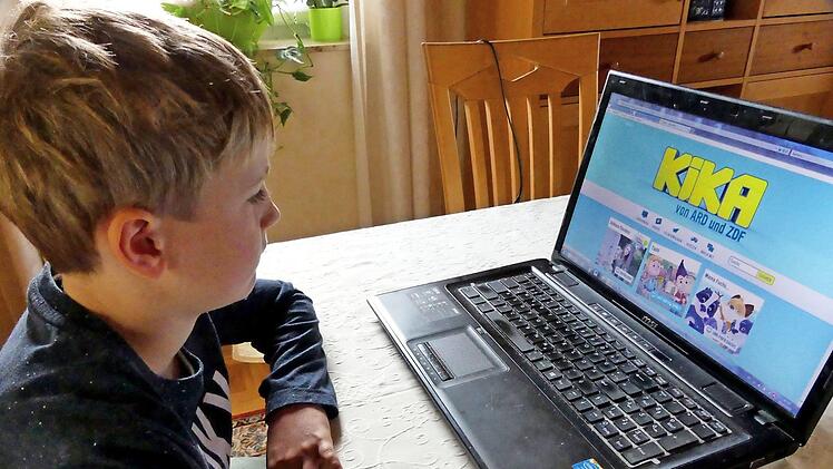 Ben kommt am Dienstag in die zweite Klasse. Er übt schon mal für das "digitale Klassenzimmer".  Foto: Dieter Hübner