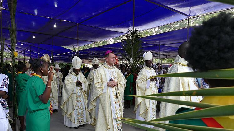 Einzug der Bischöfe und Priester zum Festgottesdienst in Thiès, vorn Weihbischof Herwig Gössl. Foto: Marion Krüger-Hundrup