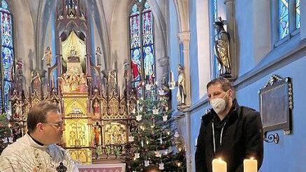 Beim feierlichen Gottesdienst wurde der neue Kirchenpfleger Steffen Beyer (re) von Pfarrer Richard Reis der Pfarrgemeinde vorgestellt.