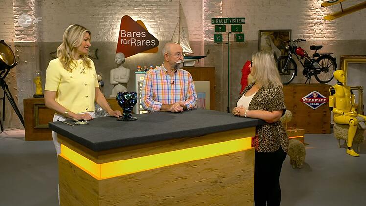 Kandidatin Andrea präsentierte Expertin Dr. Bianca Berding und Moderator Horst Lichter einen besonderen Pokal.