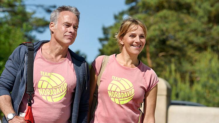 Dr. David Mandel (Marco Girnth) und Nora Kaminski (Tanja Wedhorn) trainieren gemeinsam f&uuml;r das Charity-Volleyball-Turnier.