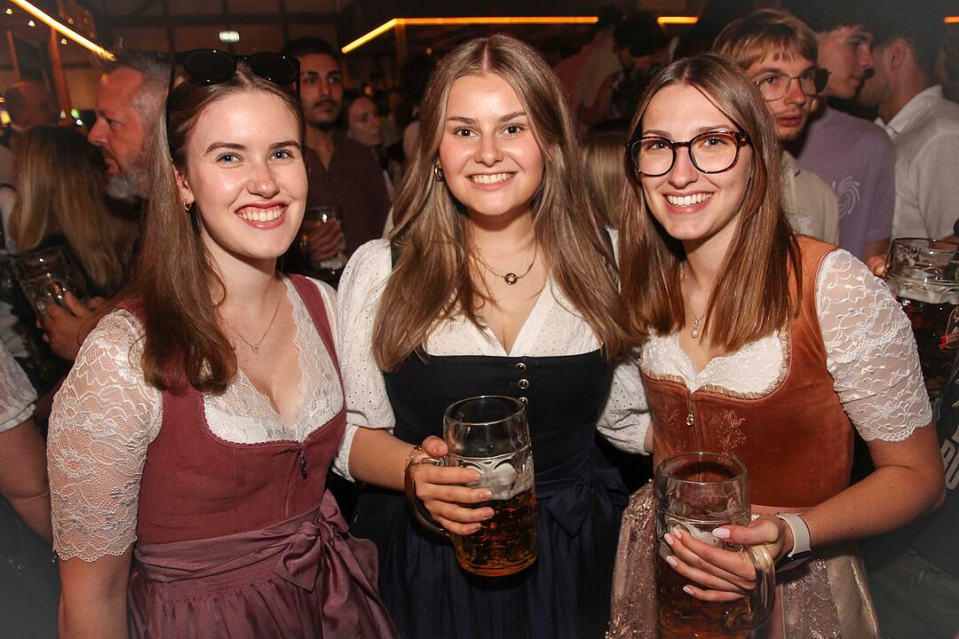 Tanzen, Feiern, Mitsingen &ndash; bayerische Partystimmung bis Mitternacht.