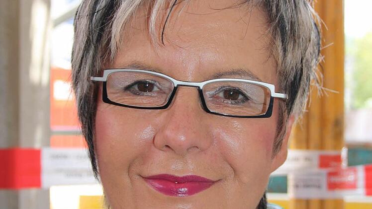 "Wir sind in ständigem Kontakt mit der Stiftung", berichtet Karola Back von der Fachaufsicht der Alten- und Behindertenhilfe. Ihre Aufgabe sei es, auf Barrierefreiheit zu achten: "Das sind oft ganz kleine Details, die für das tägliche Leben wichtig sind." Aus ihrer Sicht hat das künftige Haus Waldenfels gleich mehrere Alleinstellungsmerkmale: "Ich finde es wunderbar, dass die Menschen hier von jeder Ebene aus ebenerdig ins Freie gehen können", nennt sie eines davon. Hinzu komme die Idee der I...