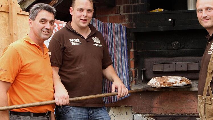 Diesmal kam nach Jahren auch das knusprige Bauernbrot wieder aus dem eigenen Backofen. Darüber freuten sich Klaus Windschügl, Michael Markert und Michael Schneider (von links).