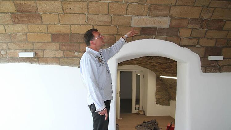 Im Kellergewölbe prangt noch die alte in Stein gemeiselte Jahreszahl, das Kantoratsgebäude ist Anfang des 18. Jahrhunderts abgebrannt, wurde dann wieder aufgebaut und diente zunächst als Schule, dann als Wohnung des Lehrers.