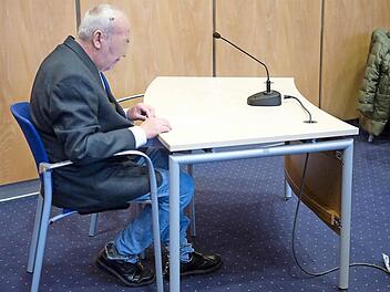 Sein Gesundheitszustand ist besser als gedacht: Der Angeklagte Helmut S. leidet an Leberzirrhose. Foto: Barbara Herbst