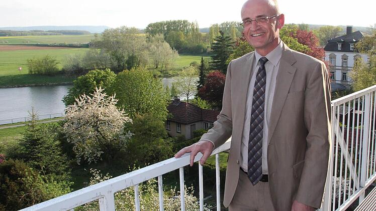Wilhelm Schneider auf dem Balkon des Landratsamtes in Haßfurt. Hier hat er einen großen Teil des Landkreises im Blick.  Foto: Klaus Schmitt