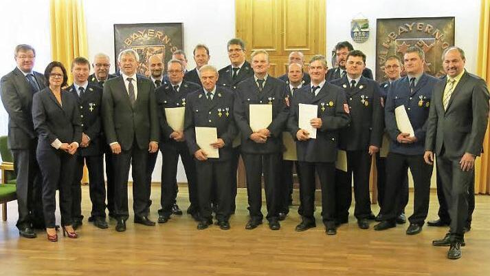 Die drei Bürgermeister Bernhard Seeger, Patricia Hanika (v. l.) und Johannes Krapp (r.) dankten den langjährig aktiven Feuerwehrleuten. Foto: Evi Seeger
