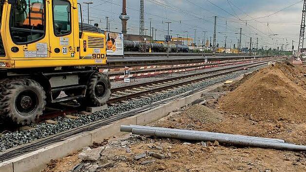 So sieht es derzeit im Umfeld des Hauptbahnhofs aus. Spatenstich durch die Offiziellen war am Freitag, die Bauarbeiter sind allerdings bereits schon seit Wochen am Werk. Foto: s: Anand Anders