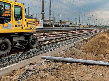 So sieht es derzeit im Umfeld des Hauptbahnhofs aus. Spatenstich durch die Offiziellen war am Freitag, die Bauarbeiter sind allerdings bereits schon seit Wochen am Werk. Foto: s: Anand Anders