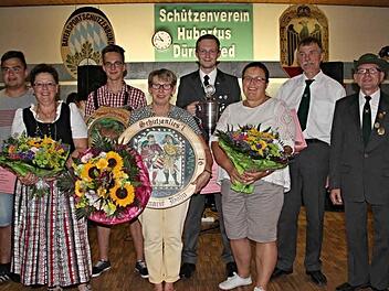 Das "Königshaus" ohne König Lothar Popp (von links): Giovanni Pfeuffer (Erster Ritter), Irene Sauerteig (Dritte Schützenliesel), Steffen Seifert (Jungschützenkönig), Rosemarie Höhn (Schützenliesel), Andreas Bätz (Erster Ritter), Anja Deschner (Zweite Schützenliesel), Harry Sauerteig (Zweiter Ritter) und Vorsitzender Manfred Schramm. Foto: Helmut Will
