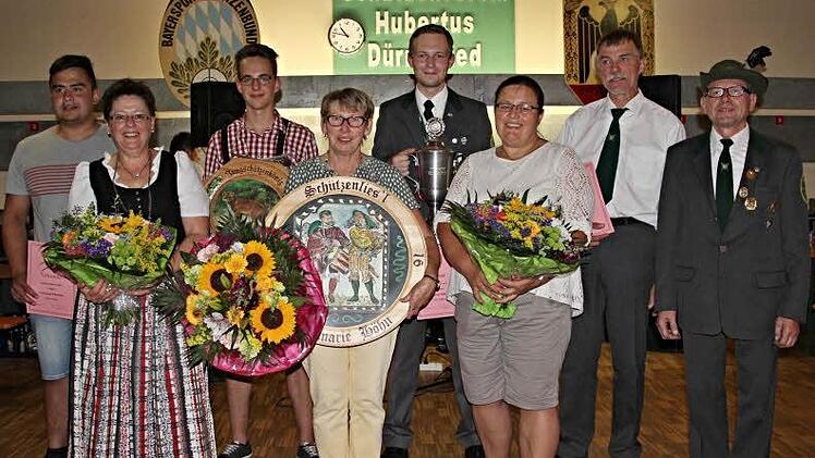 Das "Königshaus" ohne König Lothar Popp (von links): Giovanni Pfeuffer (Erster Ritter), Irene Sauerteig (Dritte Schützenliesel), Steffen Seifert (Jungschützenkönig), Rosemarie Höhn (Schützenliesel), Andreas Bätz (Erster Ritter), Anja Deschner (Zweite Schützenliesel), Harry Sauerteig (Zweiter Ritter) und Vorsitzender Manfred Schramm. Foto: Helmut Will