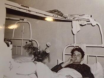 Robert Schwarzmann 1967 im alten Krankenhaus an der Unteren Sandstraße, wo die Patienten noch munter im Bett rauchten. Zur strikten Nichtraucher-Zone erklärte man erst das Klinikum.  Foto: pr