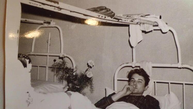 Robert Schwarzmann 1967 im alten Krankenhaus an der Unteren Sandstraße, wo die Patienten noch munter im Bett rauchten. Zur strikten Nichtraucher-Zone erklärte man erst das Klinikum.  Foto: pr
