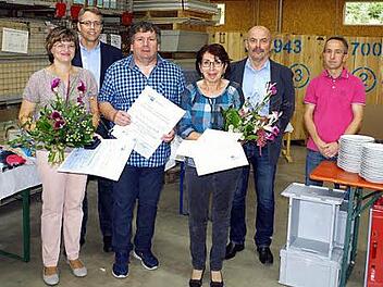Ehrungen für langjährige Betriebszugehörigkeit wurden bei RVT-Process Equipment durchgeführt. Gratulanten und Geehrte (v. l.): Birgit Deuerling (Versand, 25), Christian Geipel (Geschäftsführer RVT), Wolfgang Wich (EDV, 40), Lydia Deuerling (Einkauf, 40), Herbert Rüger (Geschäftsführer RVT), Stefan Jungbluth (Betriebsratsvorsitzender). Foto: Jonathan Hart