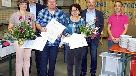 Ehrungen für langjährige Betriebszugehörigkeit wurden bei RVT-Process Equipment durchgeführt. Gratulanten und Geehrte (v. l.): Birgit Deuerling (Versand, 25), Christian Geipel (Geschäftsführer RVT), Wolfgang Wich (EDV, 40), Lydia Deuerling (Einkauf, 40), Herbert Rüger (Geschäftsführer RVT), Stefan Jungbluth (Betriebsratsvorsitzender). Foto: Jonathan Hart