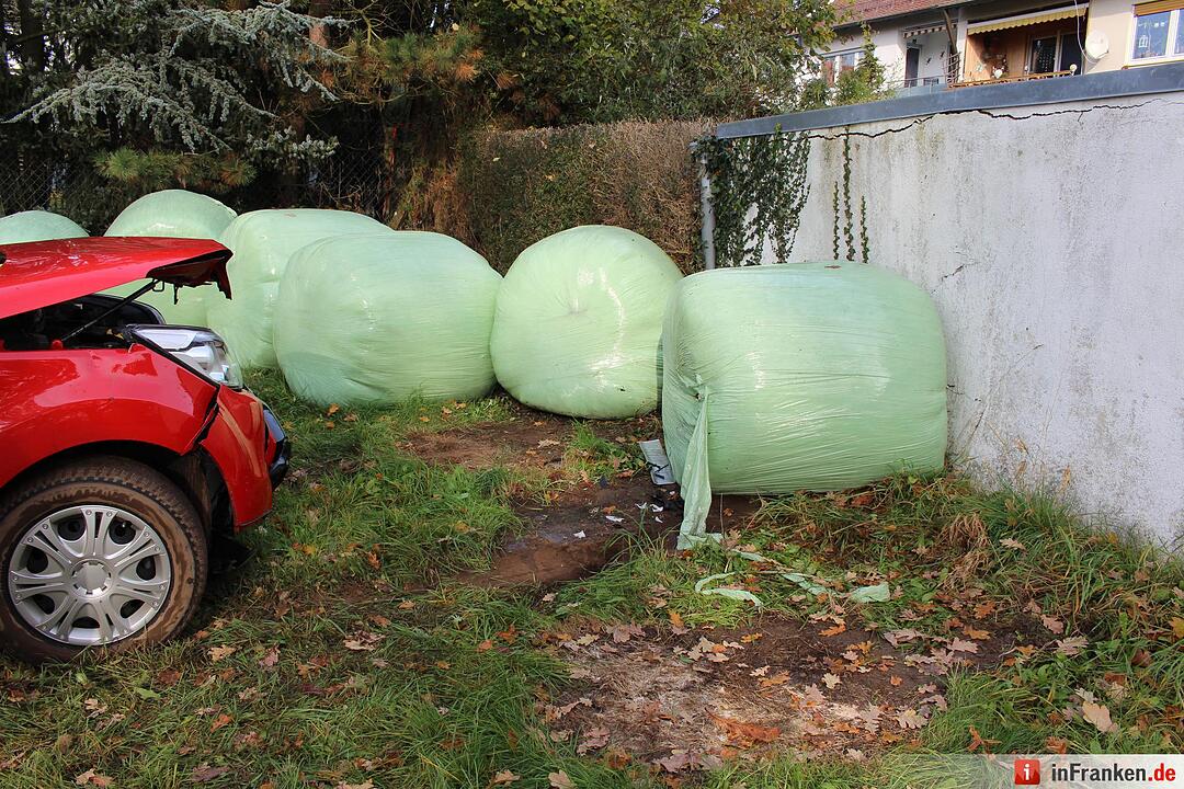 Unfall aufgrund von medizinischer Ursache – Kleinwagen in Heuballen geparkt