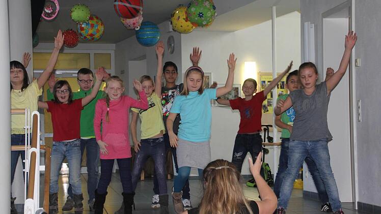 "Leben in die Bude" brachten Kinder der Klasse 4 c mit ihrem Tanz "Celebration."  Foto: Helmut Will