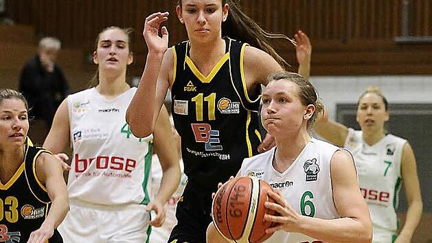 Mara M&uuml;nder (mit Ball) setzt sich gegen die deutlich gr&ouml;&szlig;ere Emily Bessoir (Nr. 11) durch. Neben ihren zehn Punkten gl&auml;nzte sie auch mit sechs Assists. Foto: sportpress
