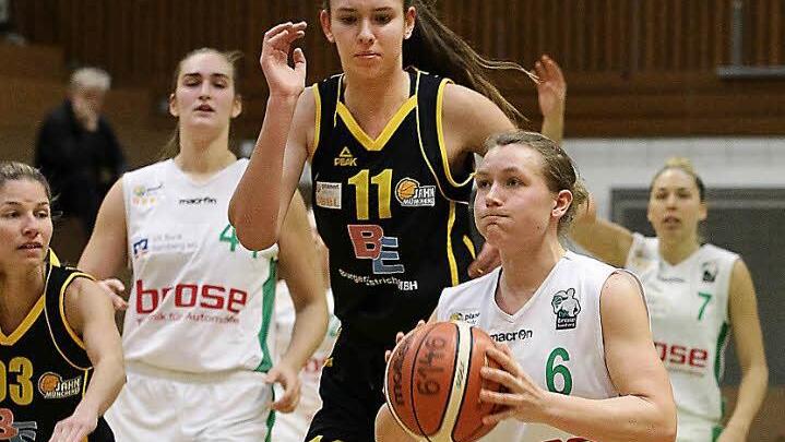 Mara M&uuml;nder (mit Ball) setzt sich gegen die deutlich gr&ouml;&szlig;ere Emily Bessoir (Nr. 11) durch. Neben ihren zehn Punkten gl&auml;nzte sie auch mit sechs Assists. Foto: sportpress