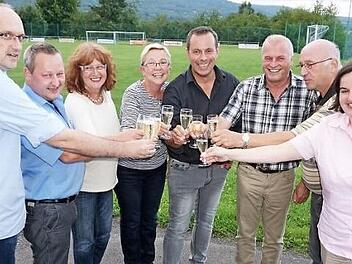 Eine Million Euro für Langenleiten - eine Stiftung macht es möglich. Das Bild zeigt von links die Mitglieder des Stiftungsrates Gerhard Strauß, Jürgen Böhnlein und Rosa Strauß-Carl sowie des Stiftungsvorstandes Brigitte Schmidt, Klaus Metz, Edwin Schäfer mit Bauplaner Rudolf Glinka und Bürgermeisterin Sonja Reubelt.  Foto: Marion Eckert