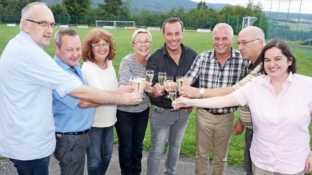 Eine Million Euro für Langenleiten - eine Stiftung macht es möglich. Das Bild zeigt von links die Mitglieder des Stiftungsrates Gerhard Strauß, Jürgen Böhnlein und Rosa Strauß-Carl sowie des Stiftungsvorstandes Brigitte Schmidt, Klaus Metz, Edwin Schäfer mit Bauplaner Rudolf Glinka und Bürgermeisterin Sonja Reubelt.  Foto: Marion Eckert