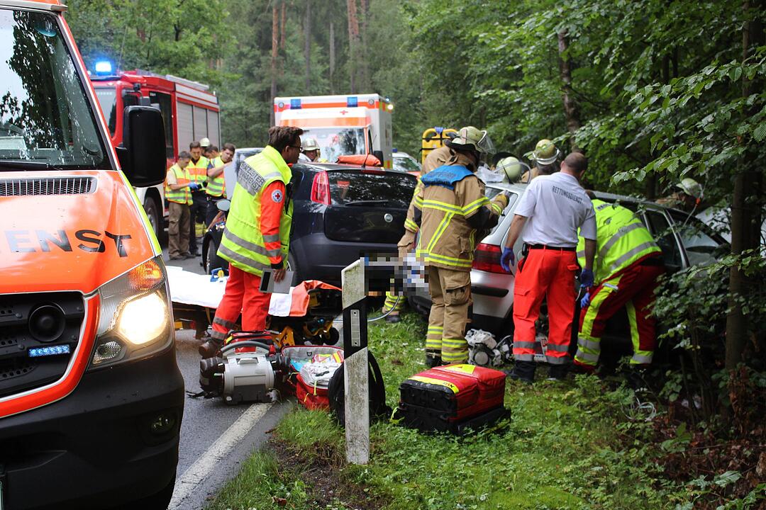 Frontalkollision auf regennasser Fahrbahn bei Fürth