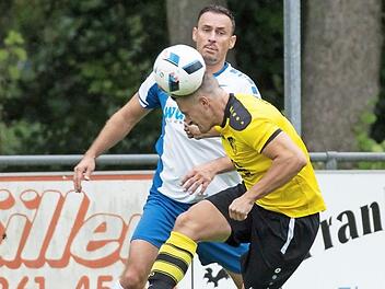 SV Fischbach - TSV Küps: Gästespieler Andre Paura (gelbes Trikot) hat aufgepasst und köpft den Ball vor dem zweifachen Torschützen Rolf Voitländer weg. Foto: Heinrich Weiß