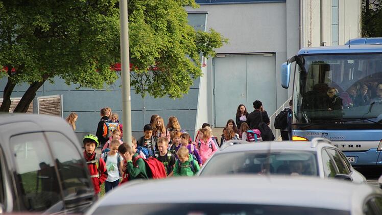 Die Georg-Nadler-Straße wird, wenn nicht grade Ferien sind, allmorgendlich zum Nadelöhr, wenn Busse und Autos die Kinder zur Schule bringen.  Foto: Eckehard Kiesewetter