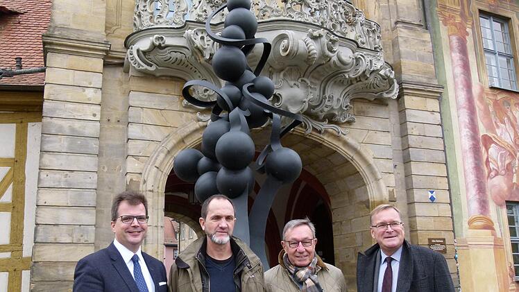 Diese Skulptur soll dauerhaft in Bamberg bleiben. Das gaben (von links)  Bürgermeister Christian Lange, Bildhauer Rui Chafes, Professor Bernd Goldmann und OB Andreas Starke bekannt. Foto: Marion Krüger-Hundrup
