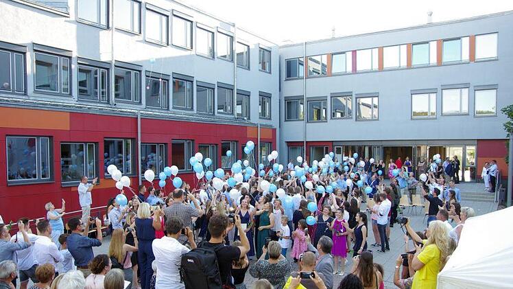 Was  sich die Abiturienten für ihren  Weg wünschen, stand am Ende der Verabschiedung auf Luftballons, die in den Abendsonnenhimmel entschwanden. Foto: Klaus Werner