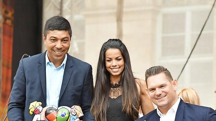 Giovane Élber (links) mit Florian Sitzmann und Fernanda Brandão