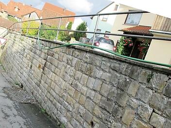 Bei Untersuchungen wurde festgestellt, dass die "Hügelmauer" in Altershausen äußerst instabil ist und vor weiteren Straßenbauarbeiten gesichert und die Stabilität wieder hergestellt werden muss. Foto: G. Snater